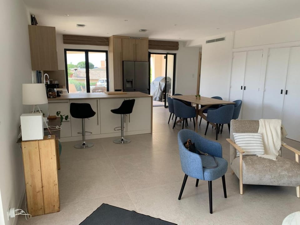 Kitchen or kitchenette, Living room