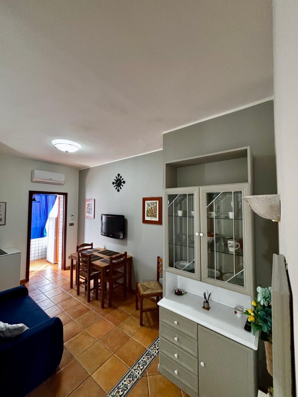 TV and multimedia, Living room, Seating area, Dining area