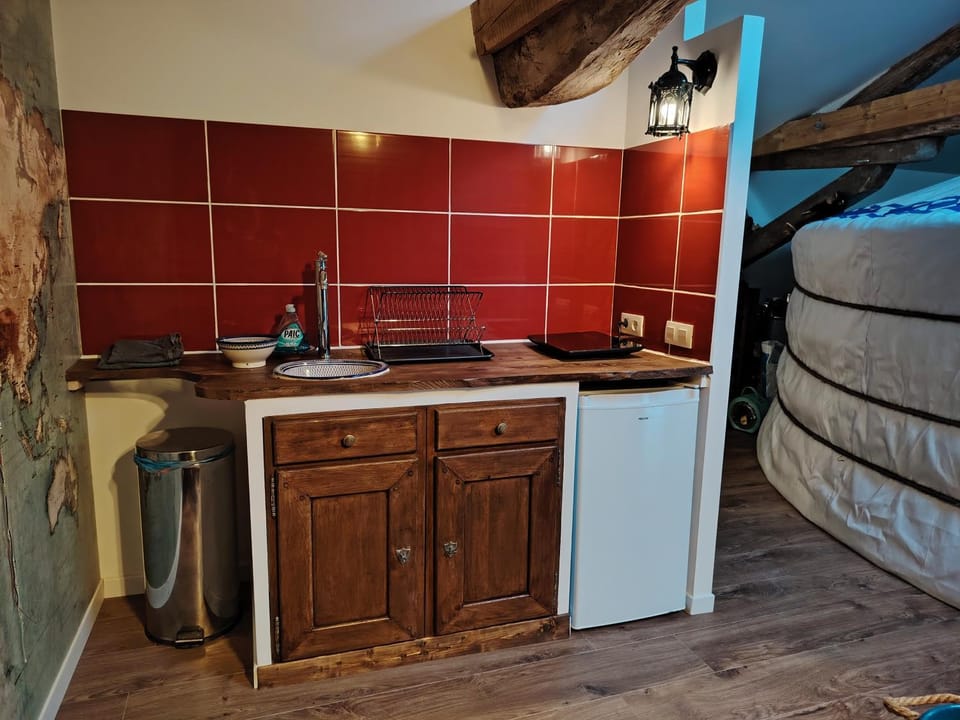 Kitchen or kitchenette