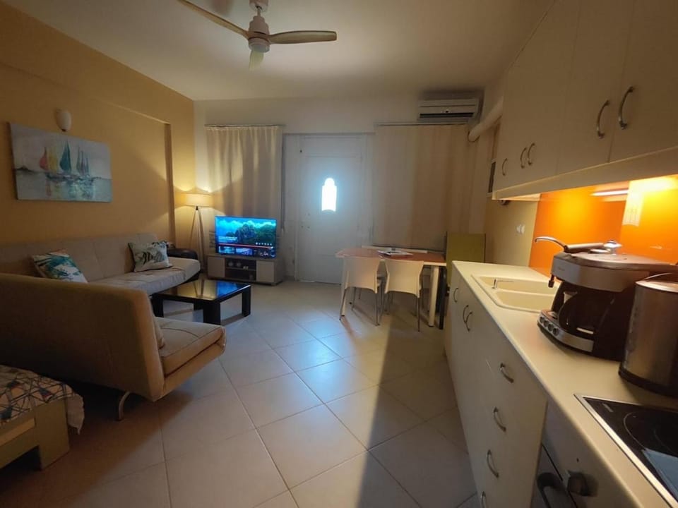TV and multimedia, Living room, Seating area, Dining area, air conditioner