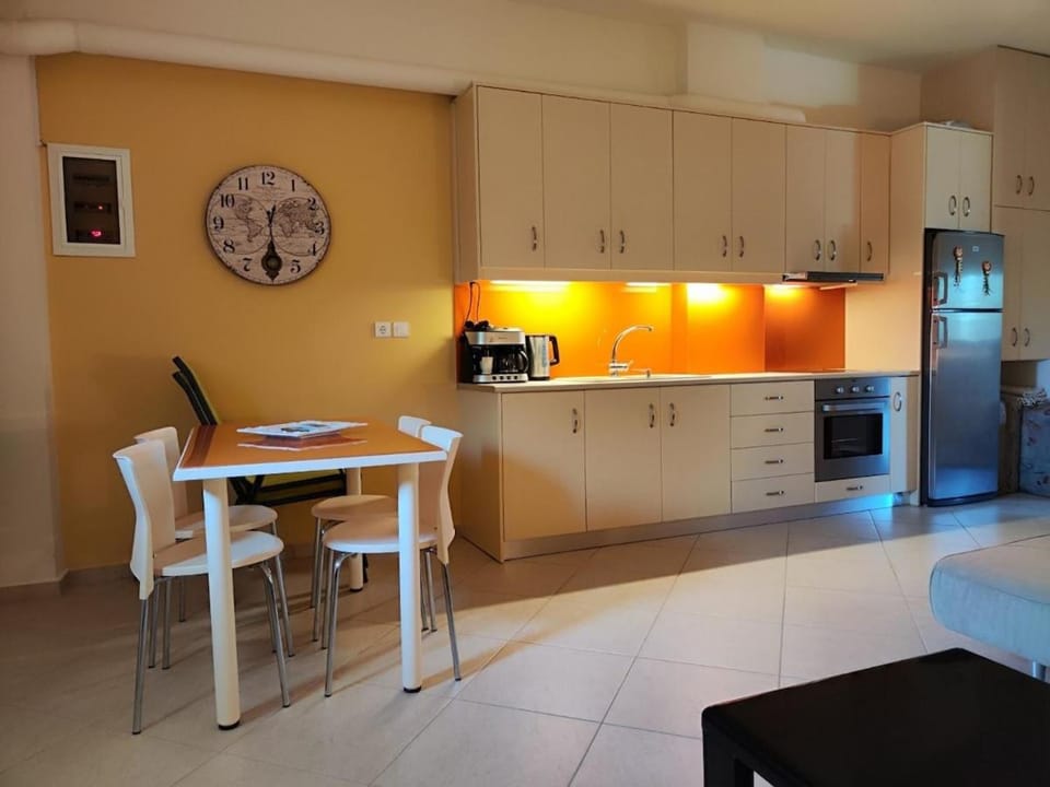 Kitchen or kitchenette, Dining area, oven, stove