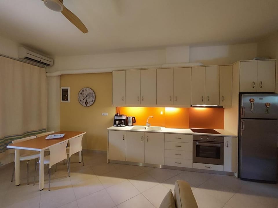 Kitchen or kitchenette, Dining area, oven, stove