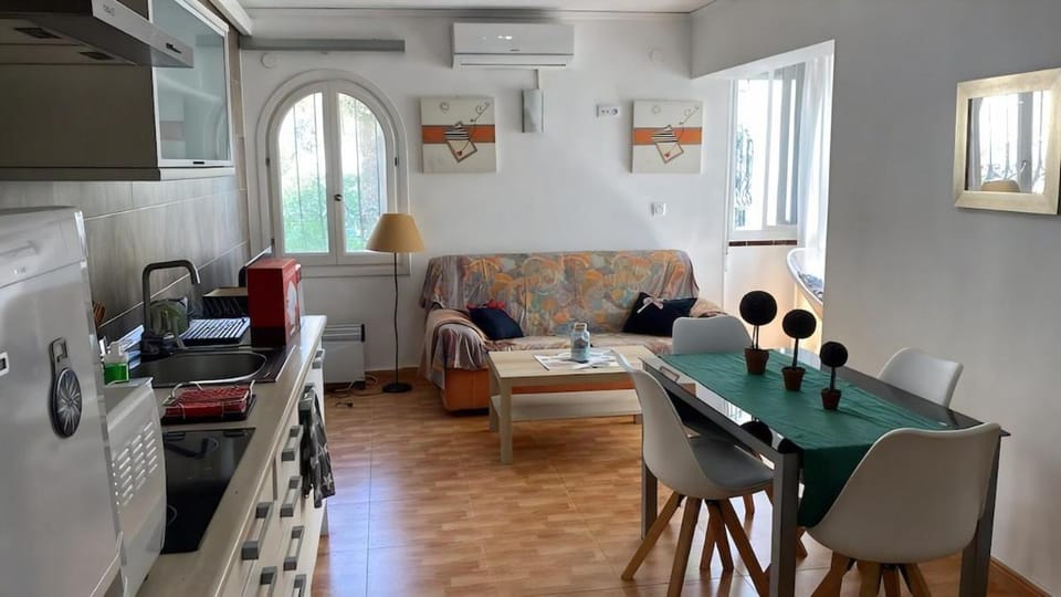 TV and multimedia, Kitchen or kitchenette, Living room, Seating area, Dining area, air conditioner