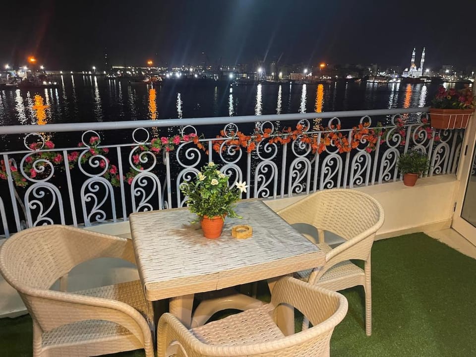 شقة 702 عائليه كبيره مطله علي قناة السويس والبحر Apartment in Egypt