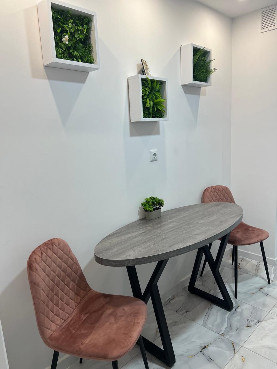 Seating area, Dining area