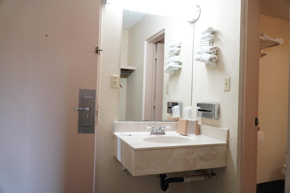 Richmond - Quality Quarters Inn Motel in Richmond