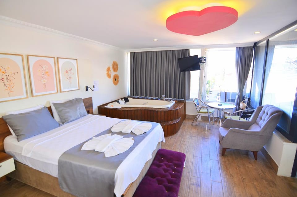 Bed, TV and multimedia, Photo of the whole room, Bedroom, towels