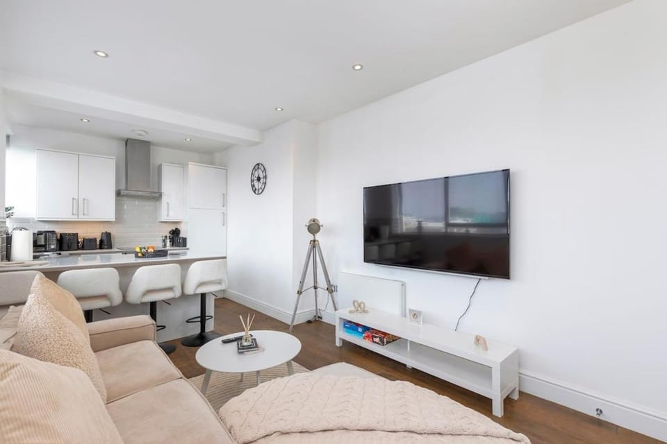 TV and multimedia, Kitchen or kitchenette, Living room, Seating area