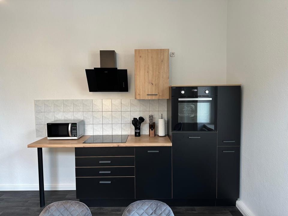Kitchen or kitchenette, microwave, oven, stove