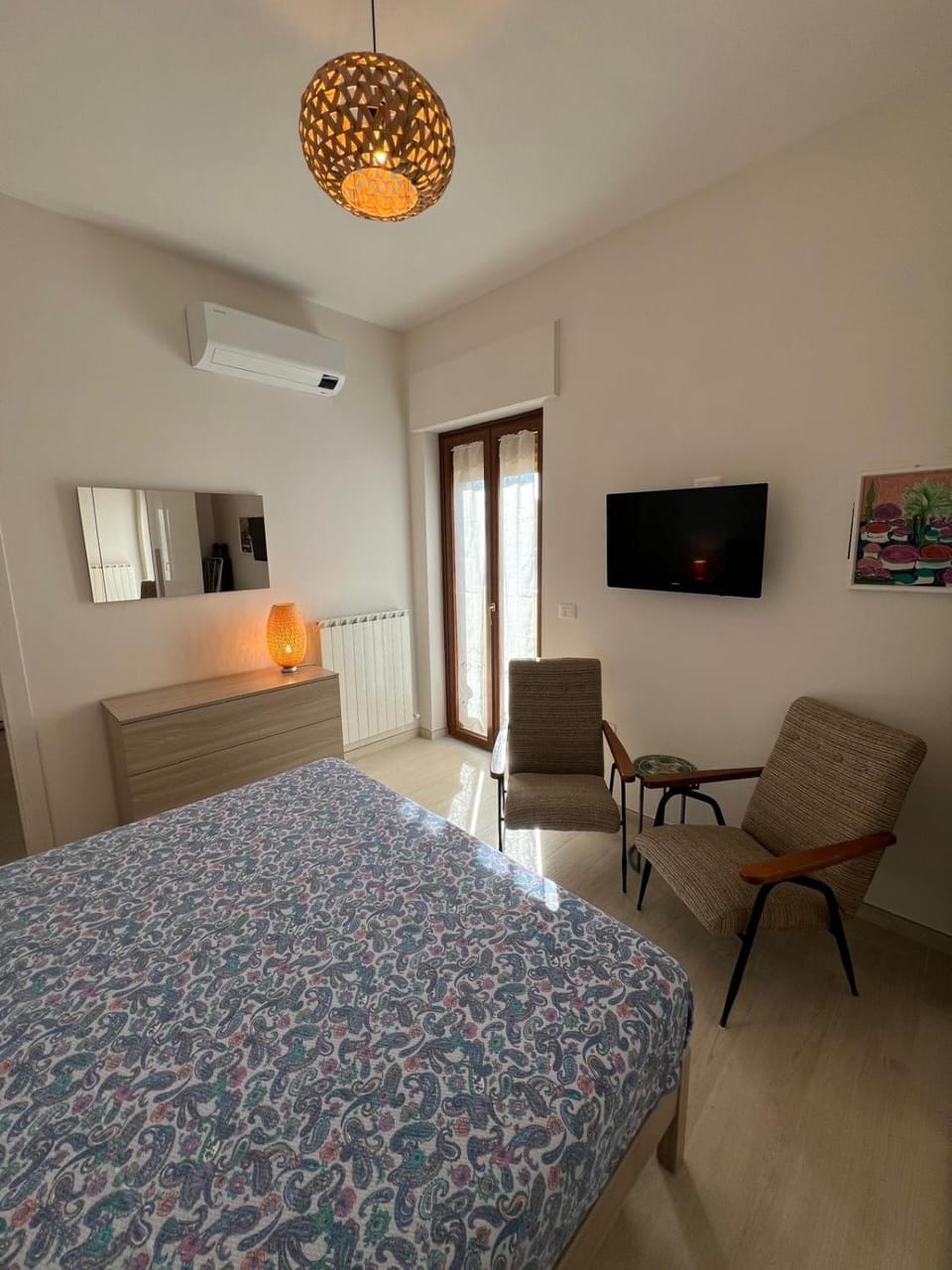 Bed, TV and multimedia, Bedroom