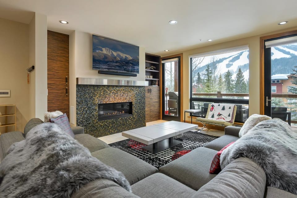 Living room, Mountain view