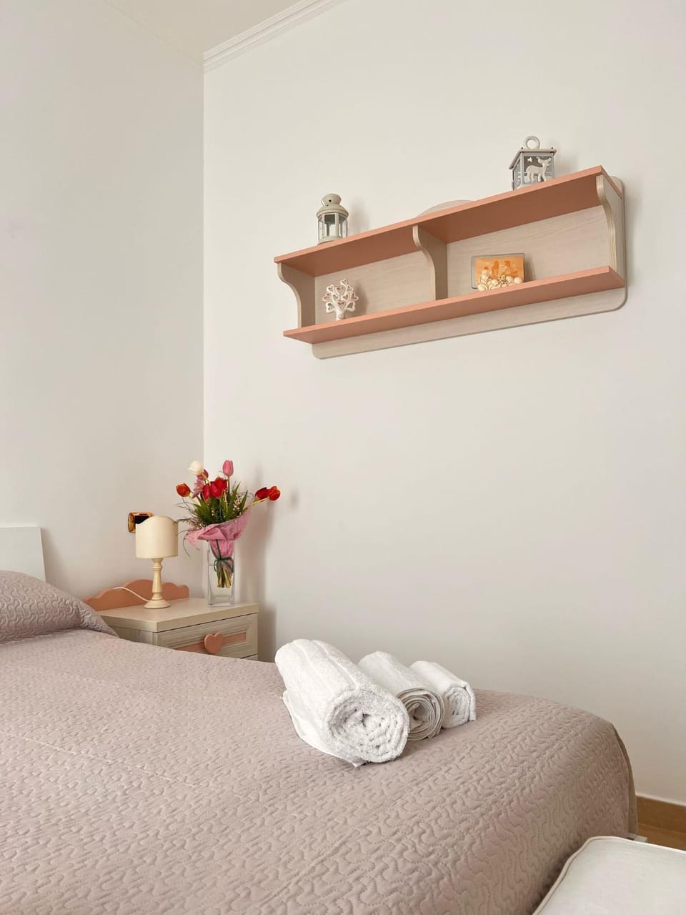 Bed, Bedroom, towels