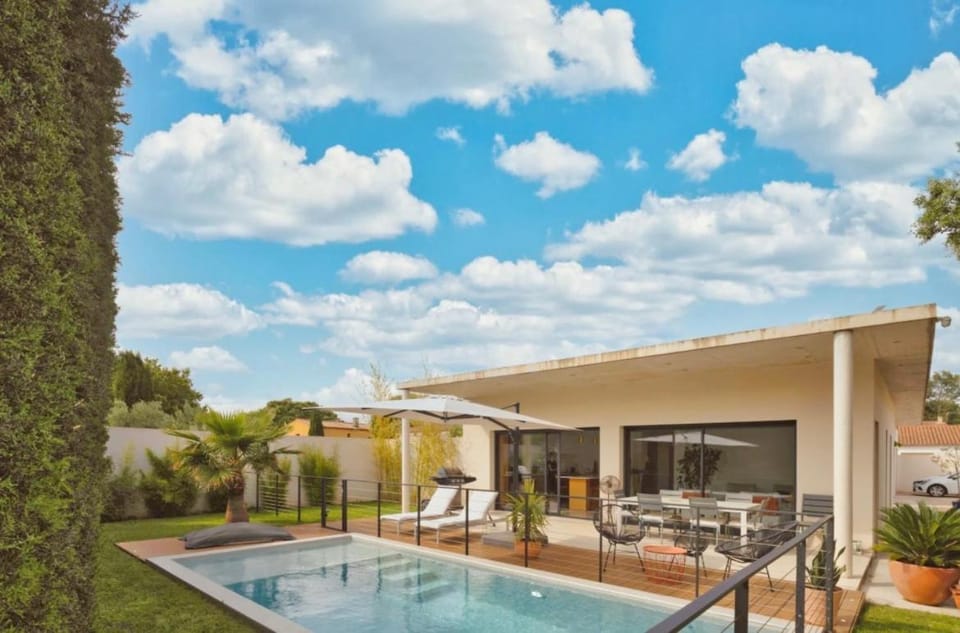 Villa moderne avec piscine Villa in Villeneuve-lès-Avignon