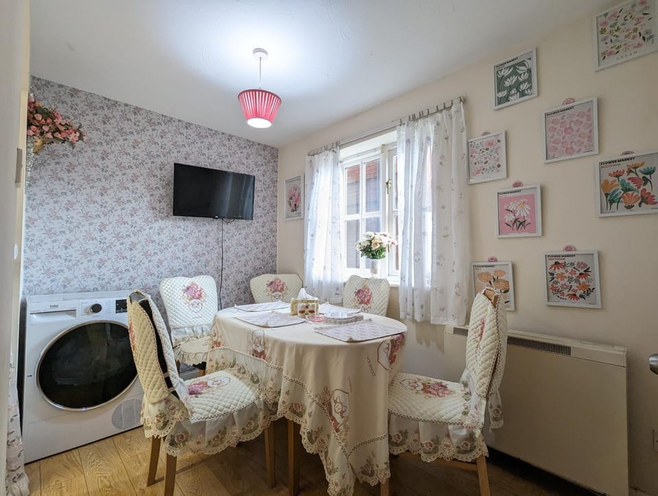 Vintage 3-Bed City Centre Gem Free Parking Apartment in Liverpool