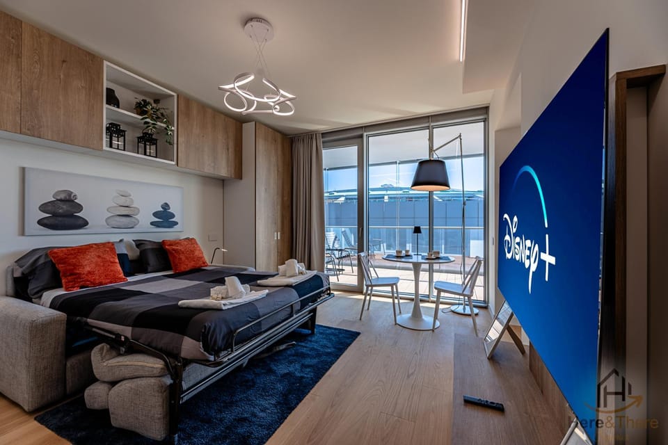 Bed, Natural landscape, TV and multimedia, Living room, Photo of the whole room, Seating area, Bedroom