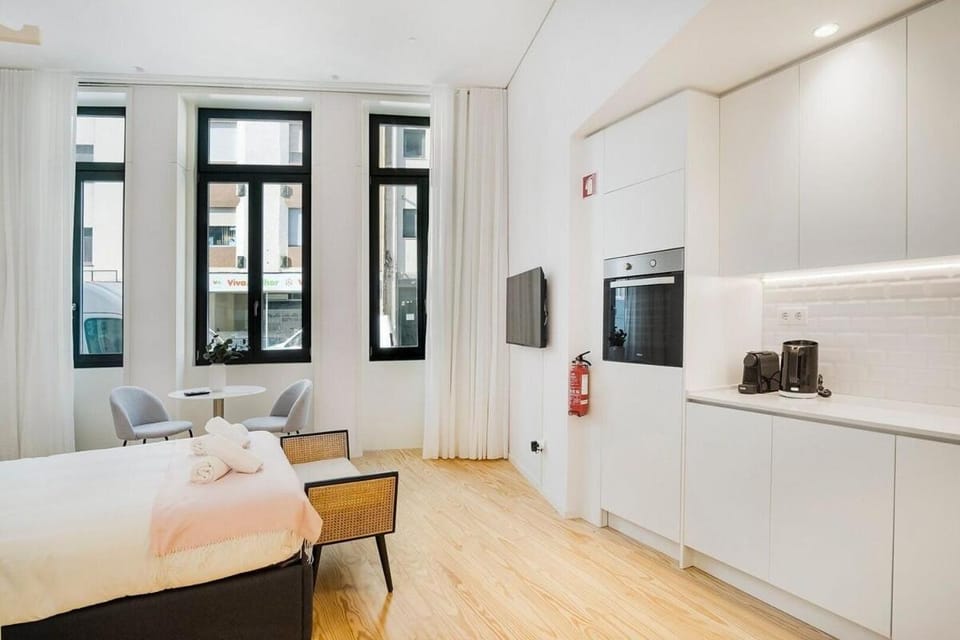 Bed, Kitchen or kitchenette, Seating area, Bedroom