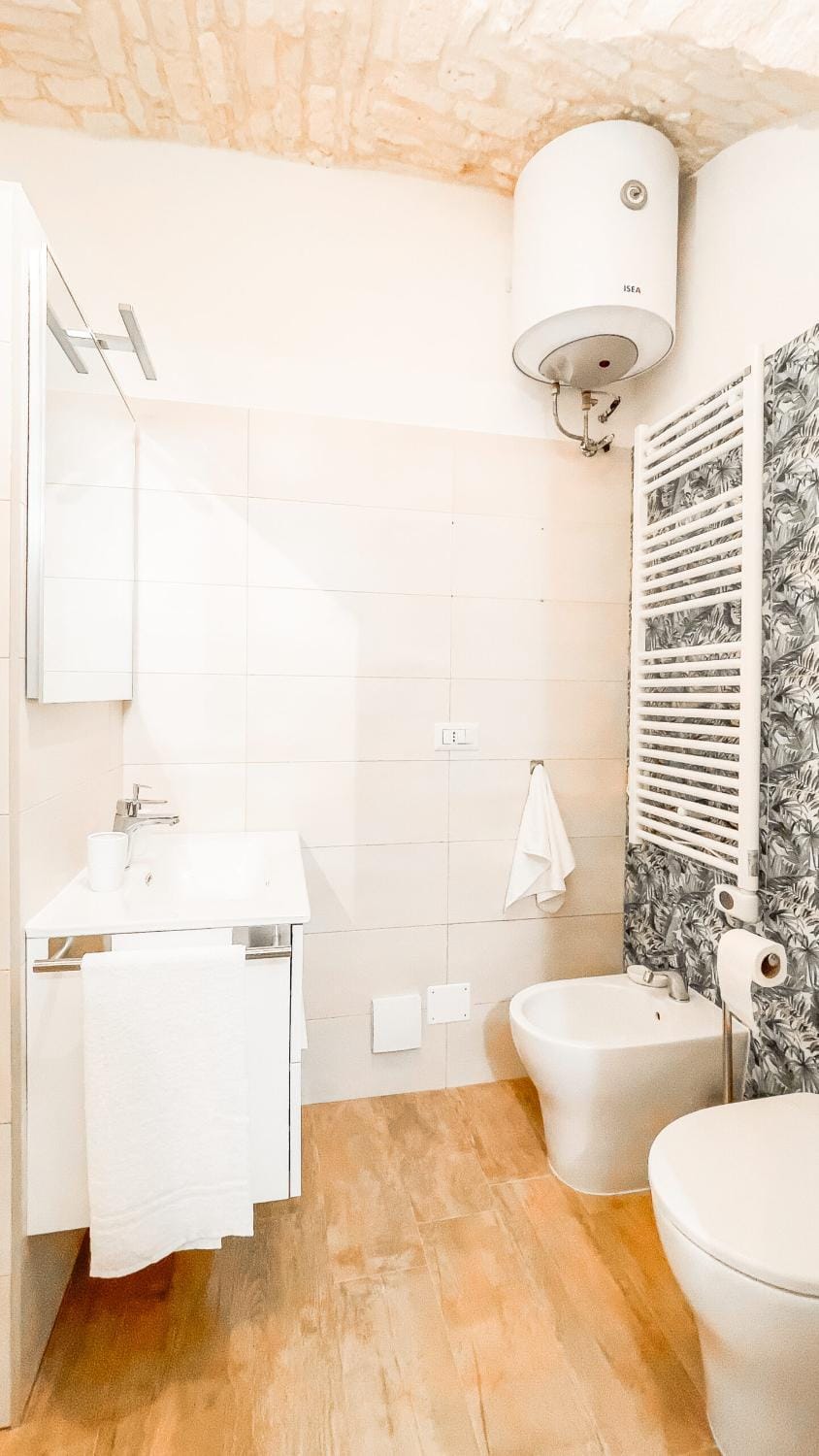 Shower, Toilet, Bathroom, bidet, towels
