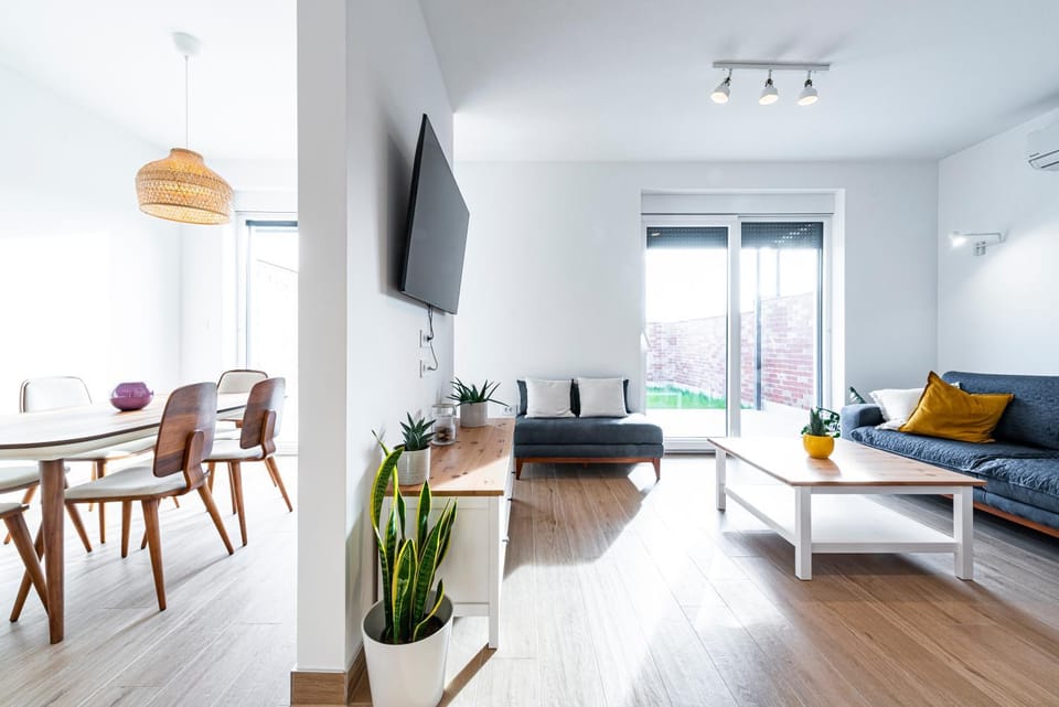 Communal lounge/ TV room, TV and multimedia, Living room, Seating area, Dining area, Evening entertainment
