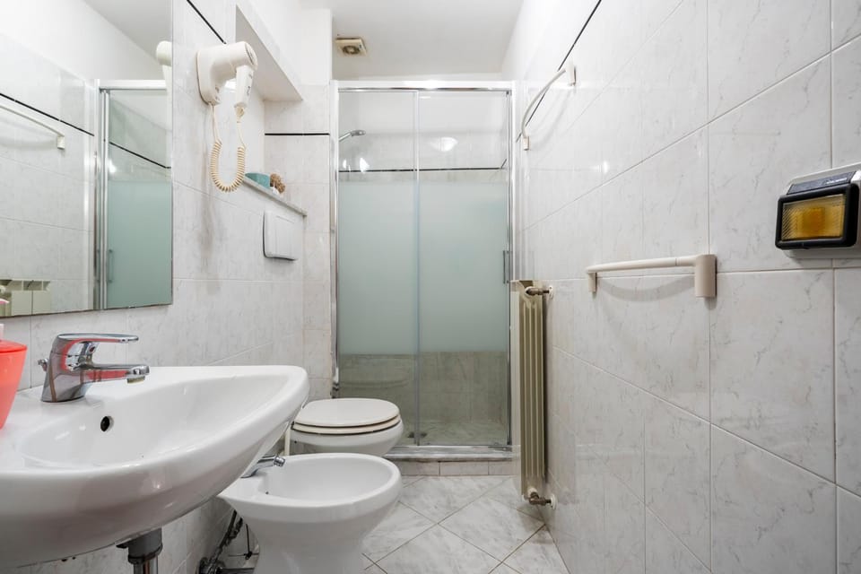 Shower, Toilet, Bathroom, Bath, bidet, towels