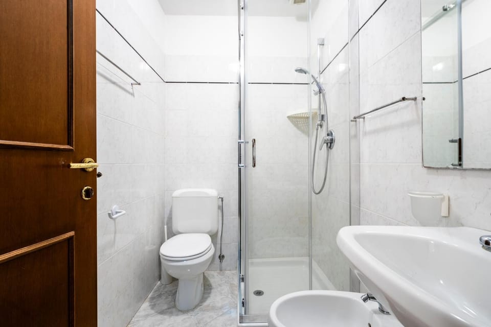 Shower, Toilet, Bathroom, Bath, bidet, towels