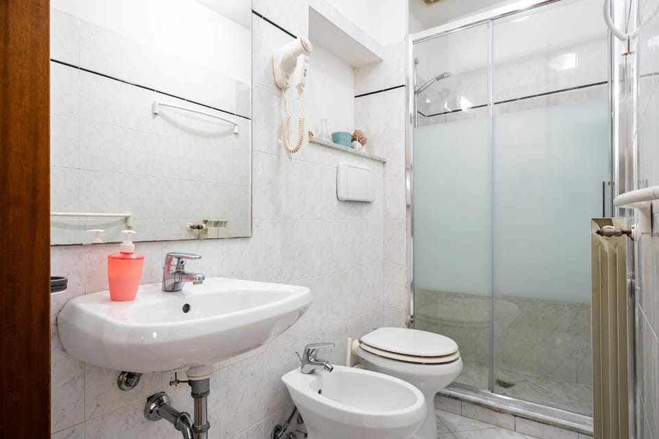 Shower, Toilet, Bathroom, bidet, towels