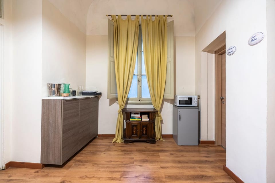 Kitchen or kitchenette, hair dresser, minibar, oven