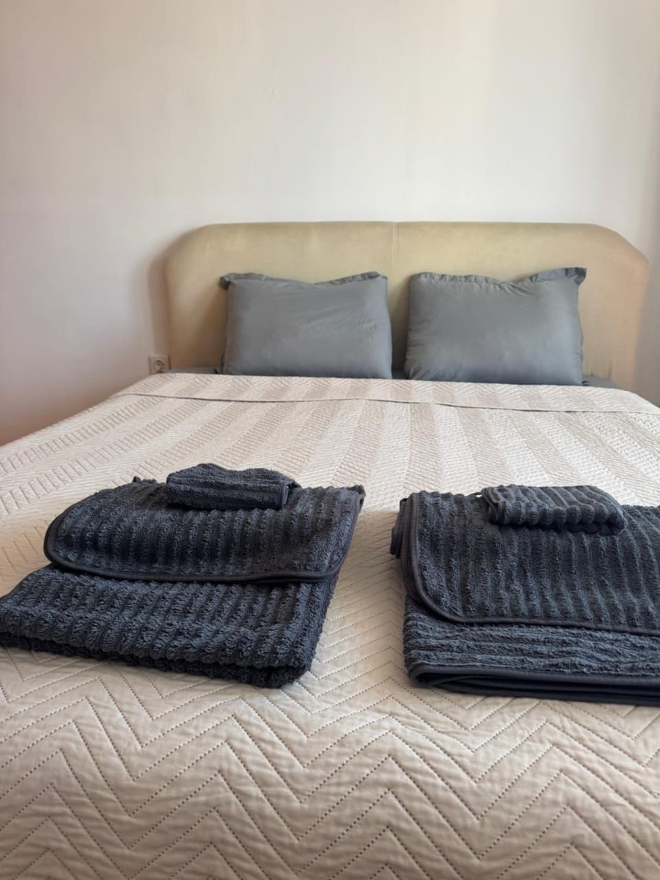 Bed, Bedroom, towels