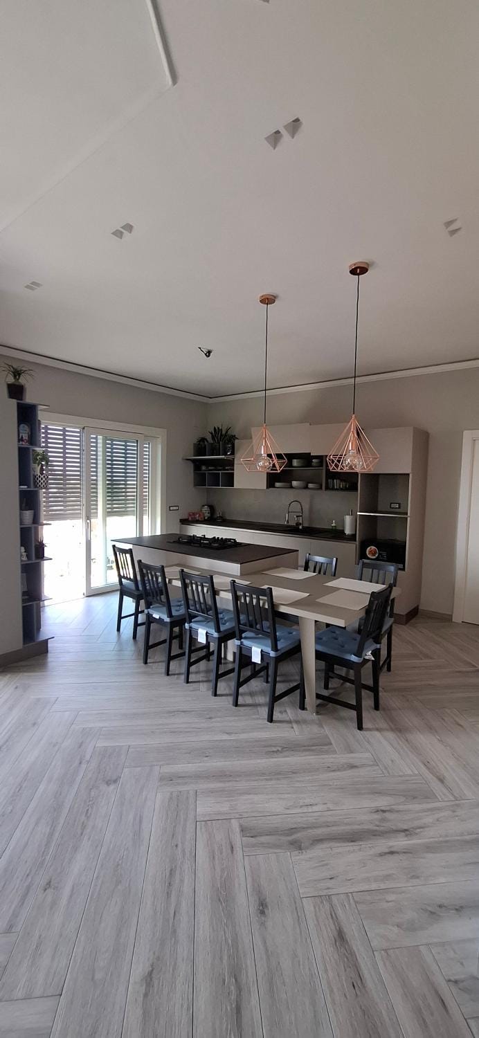 Kitchen or kitchenette, Dining area