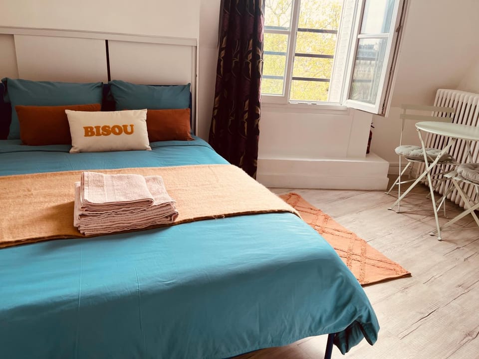 Bed, Photo of the whole room, Seating area, Bedroom