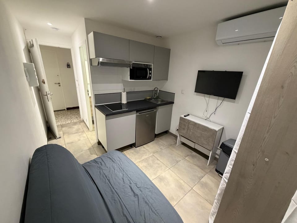 TV and multimedia, Kitchen or kitchenette, Seating area, stove, air conditioner