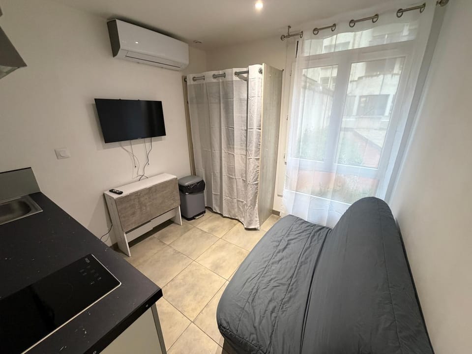 Bed, TV and multimedia, Photo of the whole room, Bedroom
