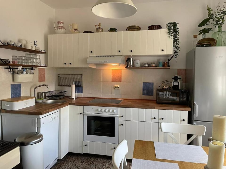 Kitchen or kitchenette, Dining area, dishwasher, oven, pet friendly, stove
