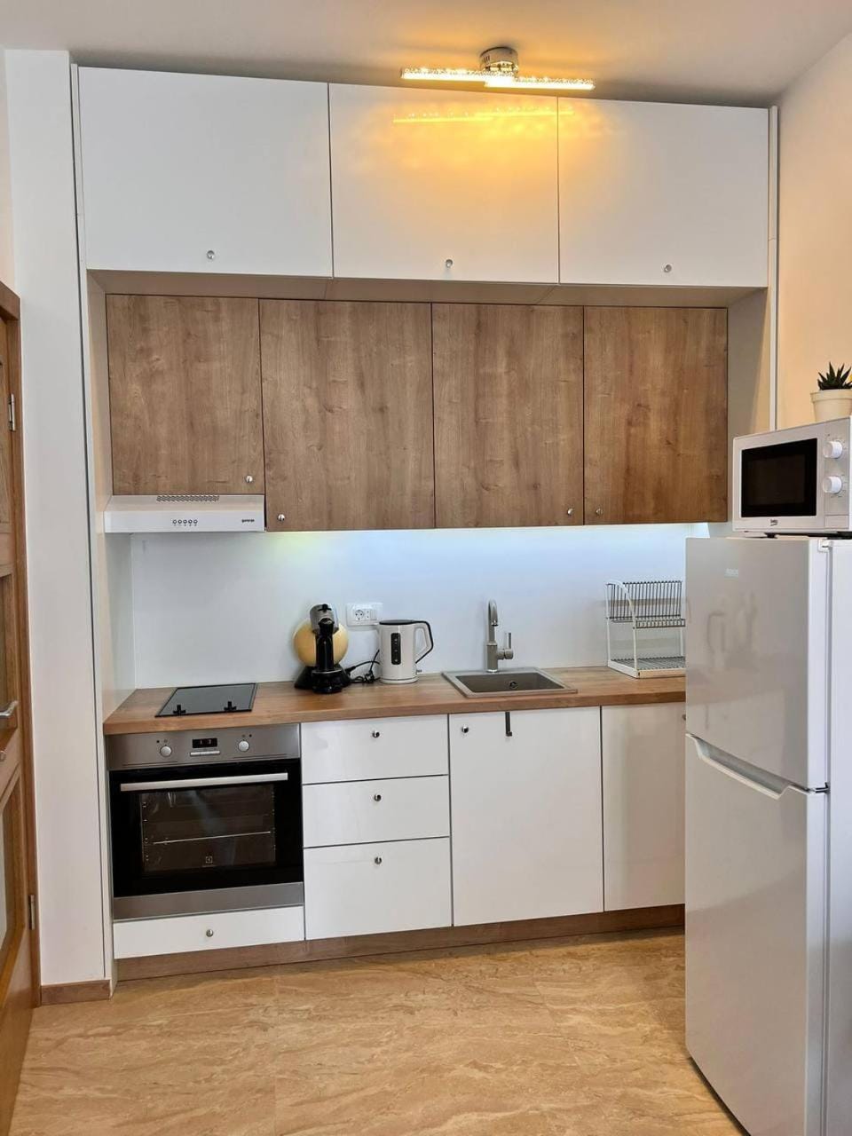 Coffee/tea facilities, Kitchen or kitchenette, dishwasher, oven, stove, toaster