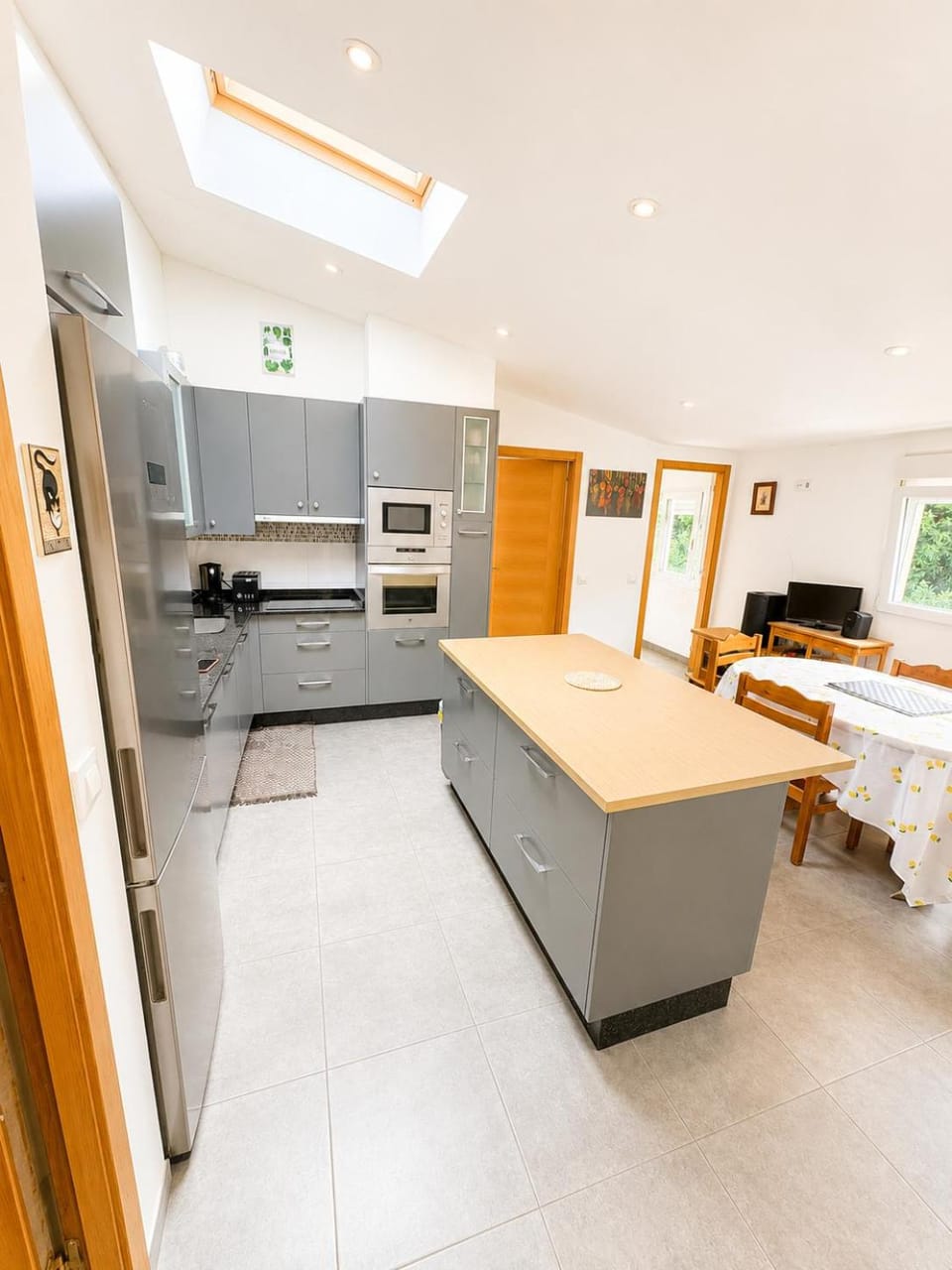 Coffee/tea facilities, microwave, oven, kitchen