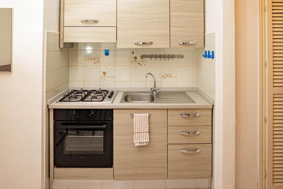 Kitchen or kitchenette, pet friendly, stove, toaster