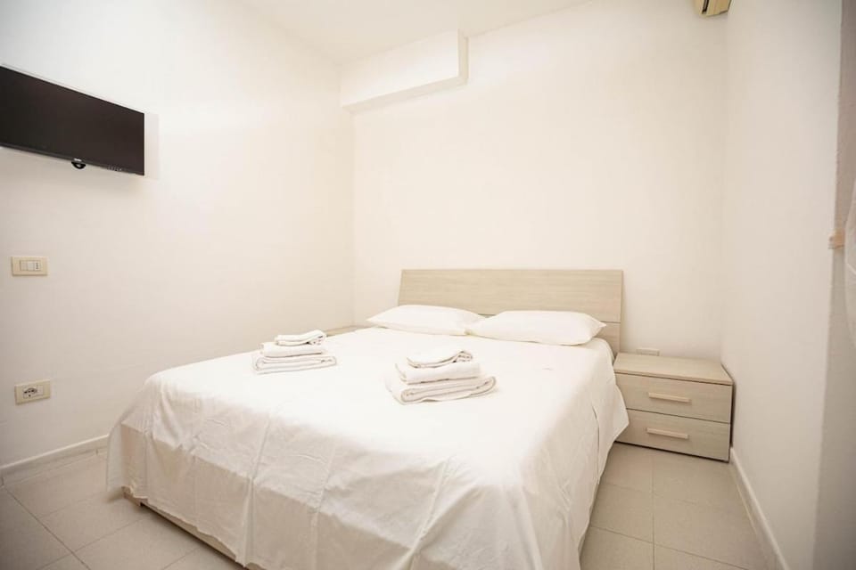 Bed, TV and multimedia, Photo of the whole room, Bedroom, towels