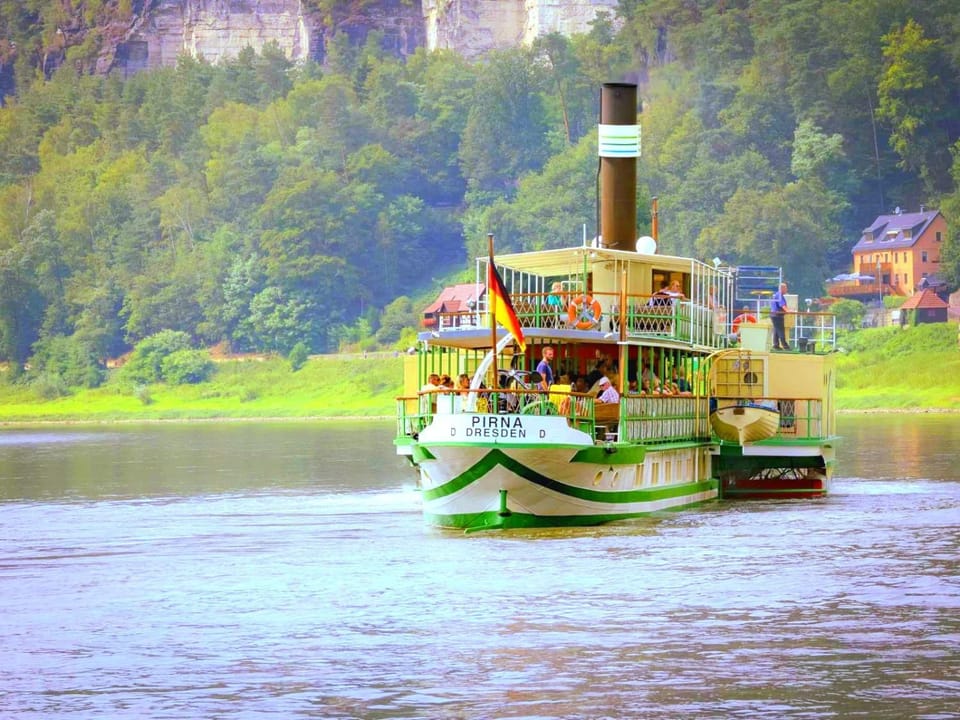 Property building, Nearby landmark, Restaurant/places to eat, Natural landscape, Activities, Mountain view, River view