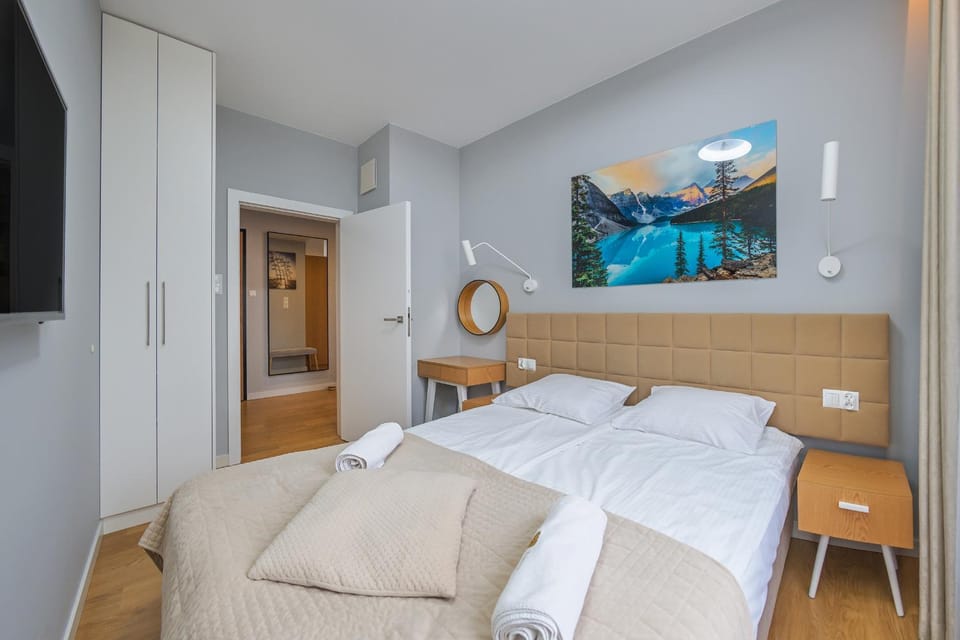 Bed, TV and multimedia, Photo of the whole room, Bedroom