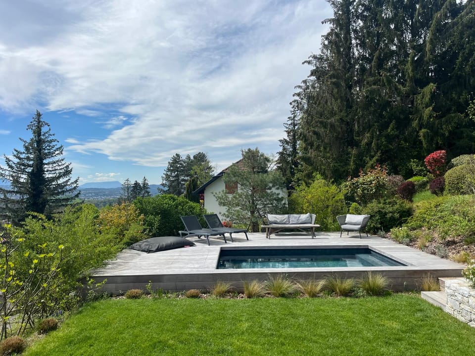 Maison en bois avec piscine chauffée et vue panoramique Villa in Haute-Savoie