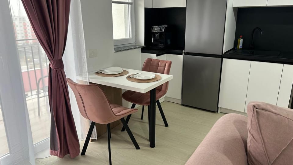 TV and multimedia, Kitchen or kitchenette, Living room, Seating area, Dining area