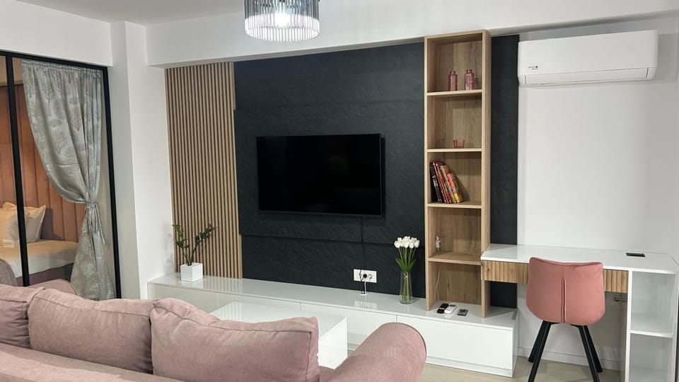 Communal lounge/ TV room, TV and multimedia, Living room, Seating area, Evening entertainment, air conditioner