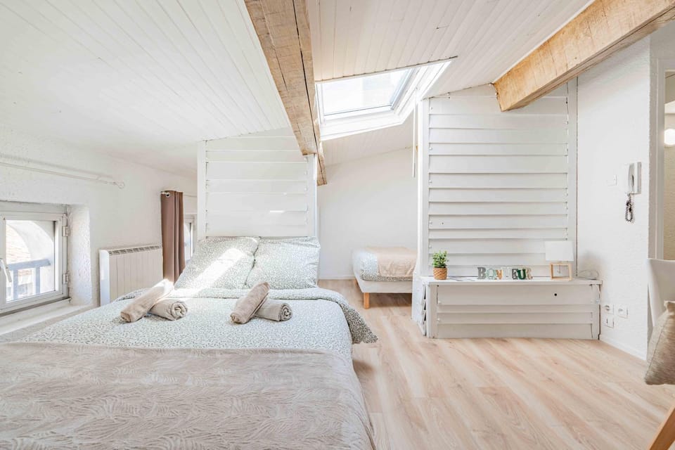 Bed, Living room, Photo of the whole room, Bedroom, towels