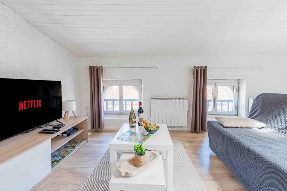 Bed, TV and multimedia, Living room, Seating area, Evening entertainment, internet