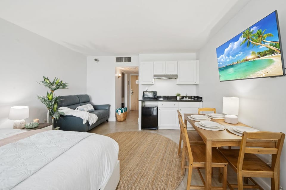 Bed, TV and multimedia, Kitchen or kitchenette, Seating area, Dining area, Bedroom