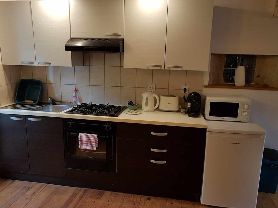 Coffee/tea facilities, Kitchen or kitchenette, stove, toaster