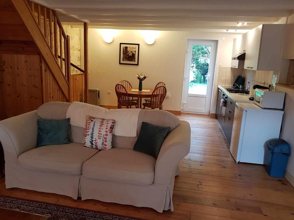 Kitchen or kitchenette, Living room, Seating area, Dining area