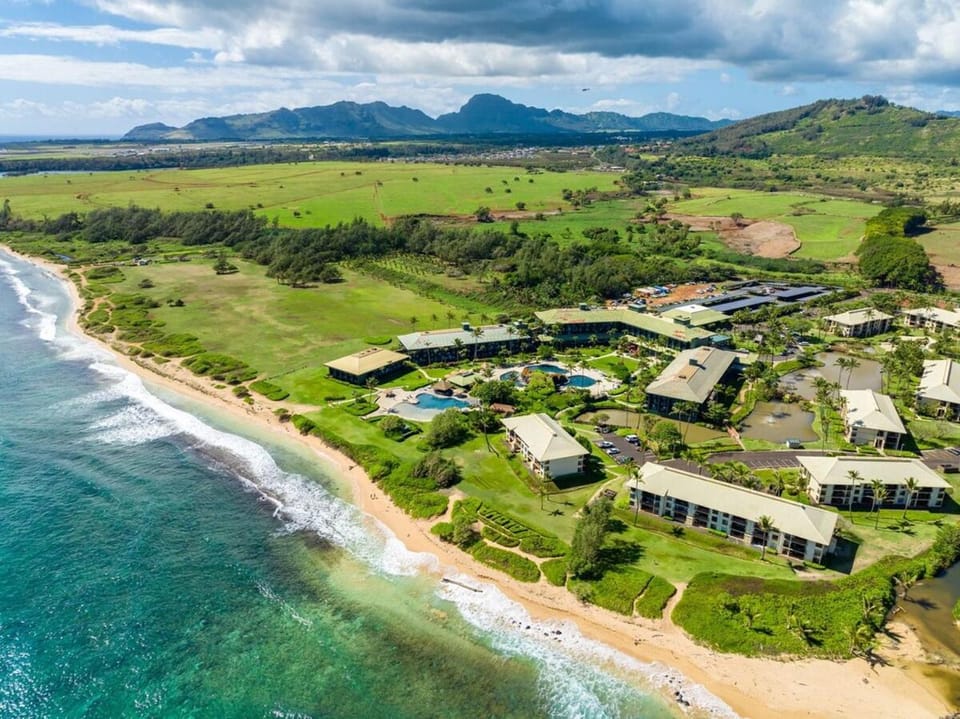 Mountain View Double Bed Room, Beachfront Resort, Lanai, AC, Pool, Restaurant, Gym, Spa Apartment in Kauai