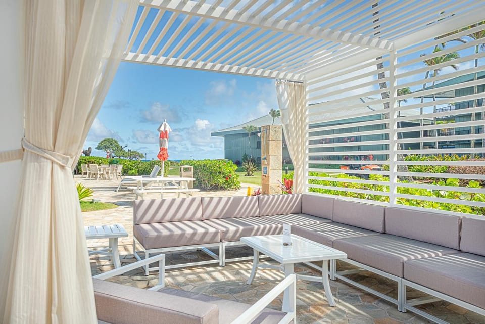 Mountain View Double Bed Room, Beachfront Resort, Lanai, AC, Pool, Restaurant, Gym, Spa Apartment in Kauai