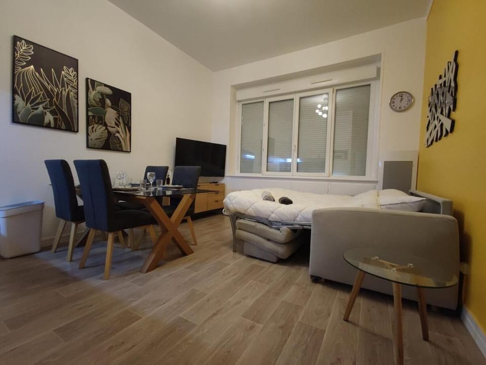 Bed, Living room