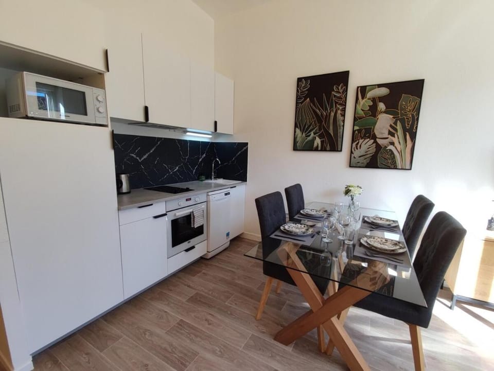 Kitchen or kitchenette, Dining area